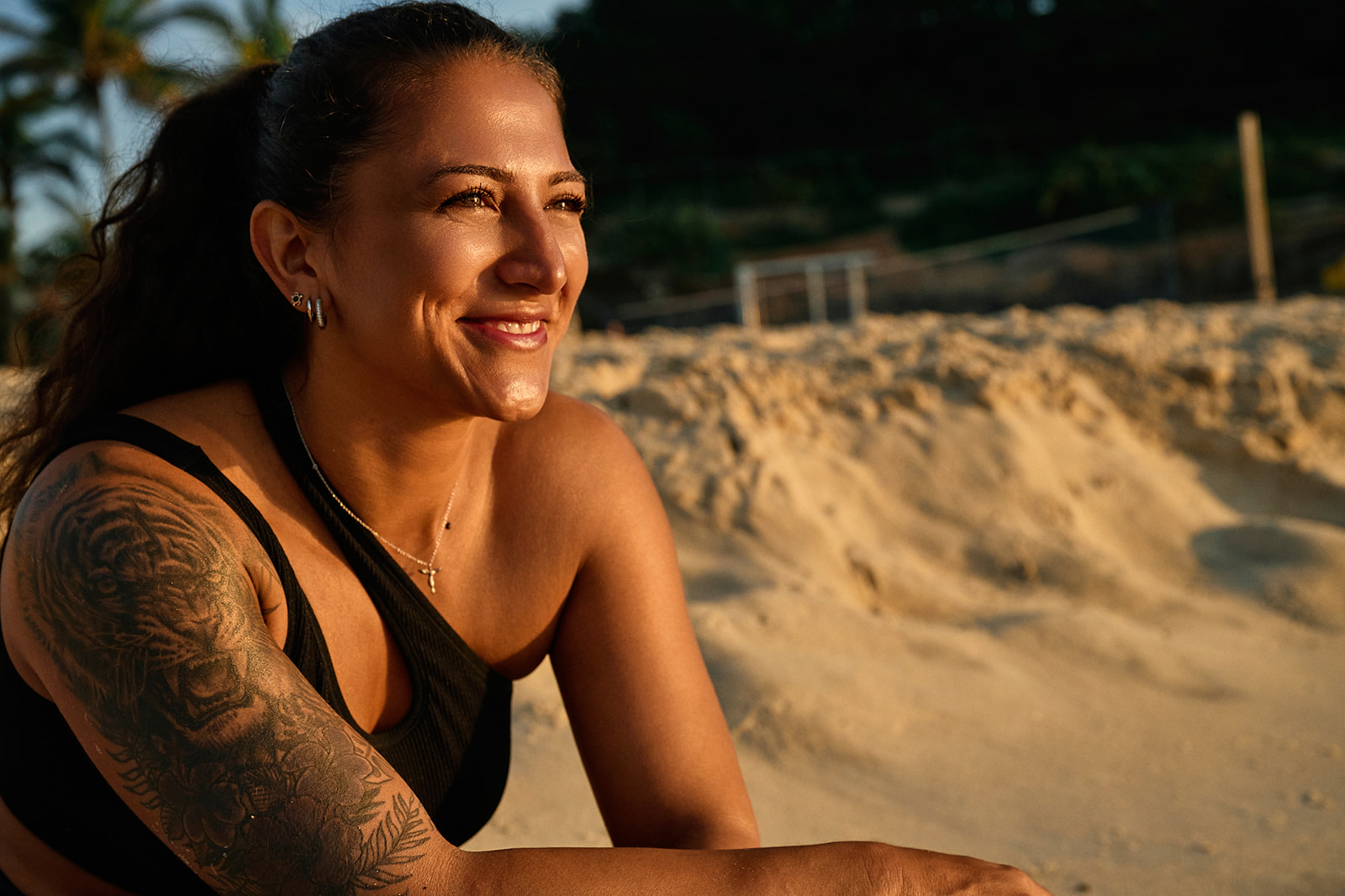 Ülkü Siara, Gründerin von FORMA, am Strand bei Sonnenuntergang
